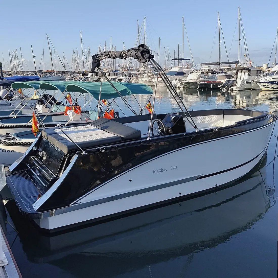 Familia disfrutando de un alquiler de barco en Mahón